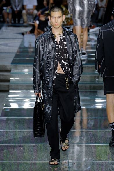 versace primavera estate 2019 uomo|Versace Men’s Spring 2019 .